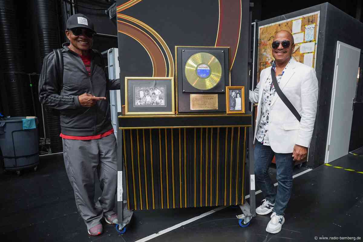 Funkelnder Handschuh rührt Jackson-Brüder bei Hamburg-Besuch