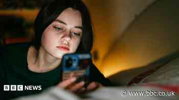 Midnight social media curfew proposed for UK teens aged 16 and 17