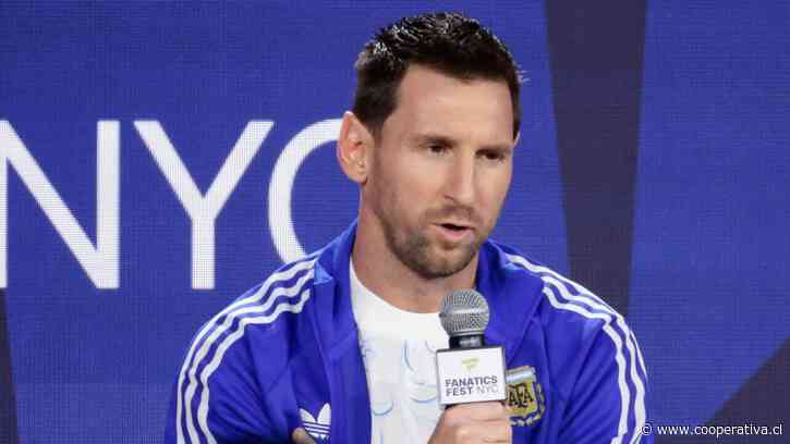 "Dibu" Martínez se lució y tradujo una pregunta de Tom Brady para Messi en un evento en Nueva York