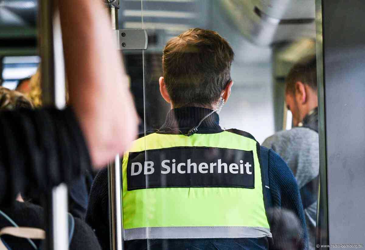 Bahn-Sicherheitsmann stürzt nach Streit aus fahrendem Zug