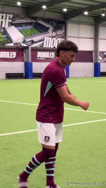 Testing Connor Roberts, Bashir Humphreys and Oliver Sonne's putting abilities ⛳️ #burnleyfc #golf