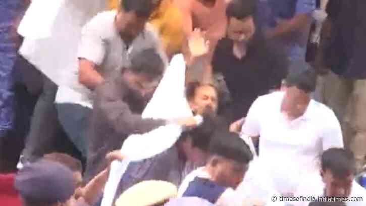 Sonam Wangchuk removed from Jantar Mantar on Day 21 of hunger strike, taken to hospital; chaos erupts