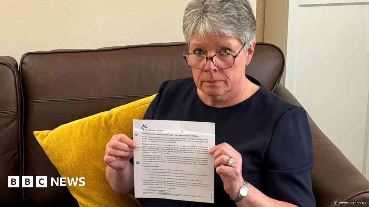 Ongoing civil service pension fiasco 'hopeless'