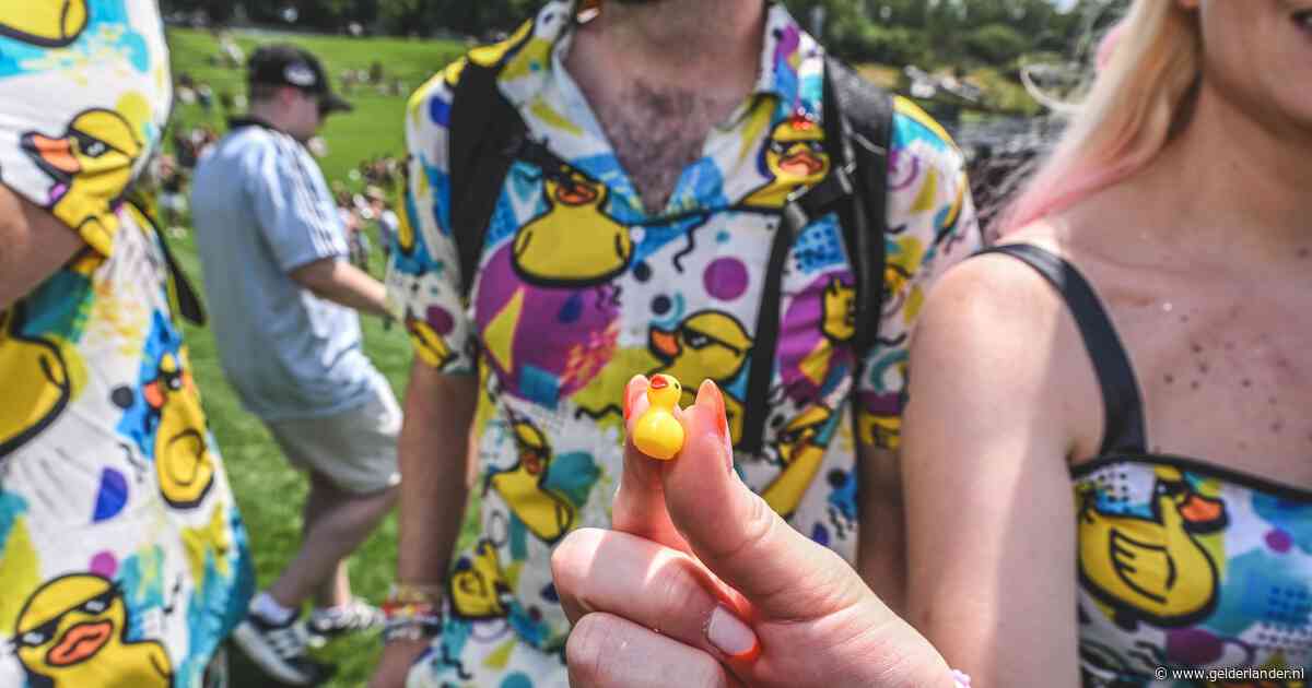 Eendjes veroveren Tomorrowland: dit is waarom festivalgangers massaal ‘quack’ uitdelen