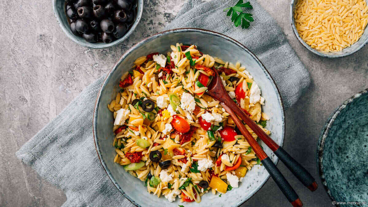 Dieser griechische Kritharaki-Salat mit Feta ist die perfekte Beilage – nicht nur fürs Grillen