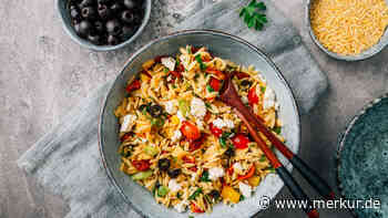 Dieser griechische Kritharaki-Salat mit Feta ist die perfekte Beilage – nicht nur fürs Grillen