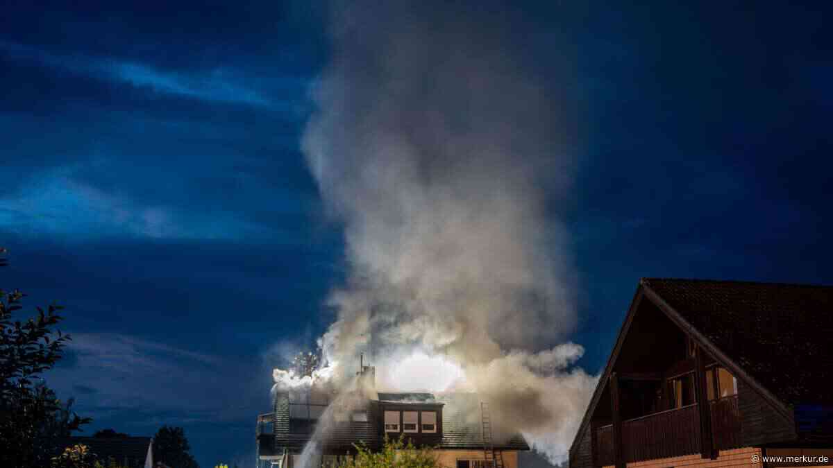 Blitz schlägt in Wohnhaus ein: Bewohner verlieren Zuhause – Millionenschaden in Bayern
