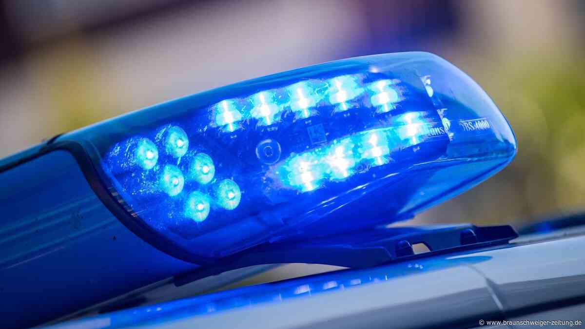 Salzgitter-Bad: Autofahrer stößt Senior auf Parkplatz um und fährt weg