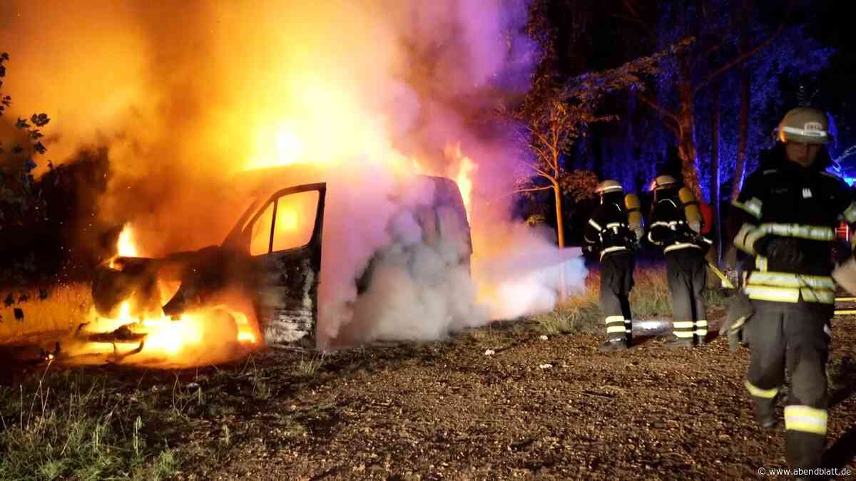Transporter brennt auf einer Wiese aus – Brandstiftung nicht ausgeschlossen