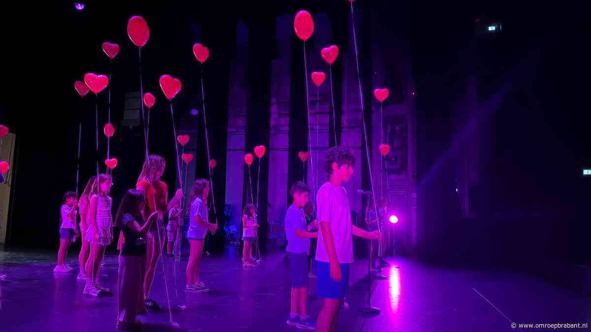 Kinderen uit Eindhovens azc schitteren in voorstelling in het Parktheater