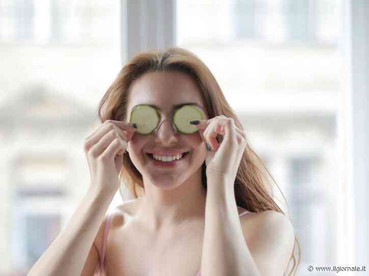 Occhi gonfi e occhiaie in estate, i metodi naturali per uno sguardo riposato