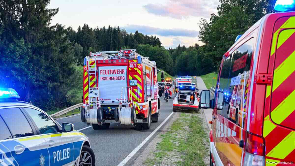 Tödlicher Unfall in Oberbayern: Auto übersieht Motorradfahrer – junger Mann stirbt noch vor Ort