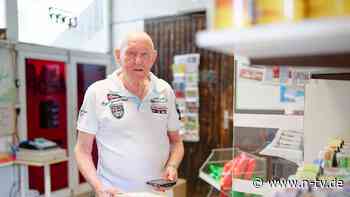 Kaum finanzieller Nutzen: 83-Jähriger eröffnet Paket-Shop gegen die Einsamkeit