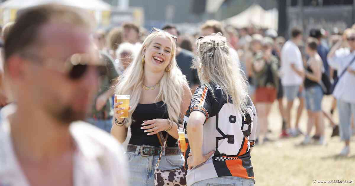 LIVE Zwarte Cross 2026 | Enkel stuntman niet gebroken • Wordt verboden lied toch gezongen? • Iets koelere dag