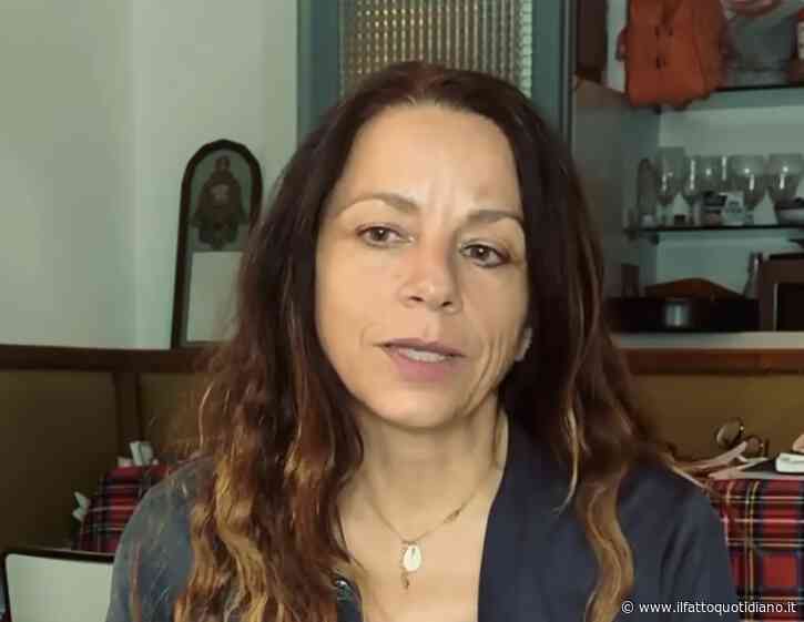 “Con Tre Parole comprai casa ai miei genitori, qualcosa entra ancora oggi. Il ritornello originale diceva ‘sono il guaritore, sono il tuo dolore’, la casa discografica mi suggerì di cambiarlo”: parla Valeria Rossi