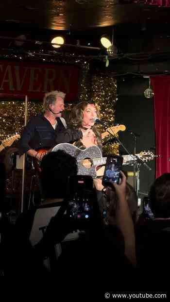 @ShaniaTwain plays The Horseshoe Tavern for the first time, playing hits and new music #shaniatwain