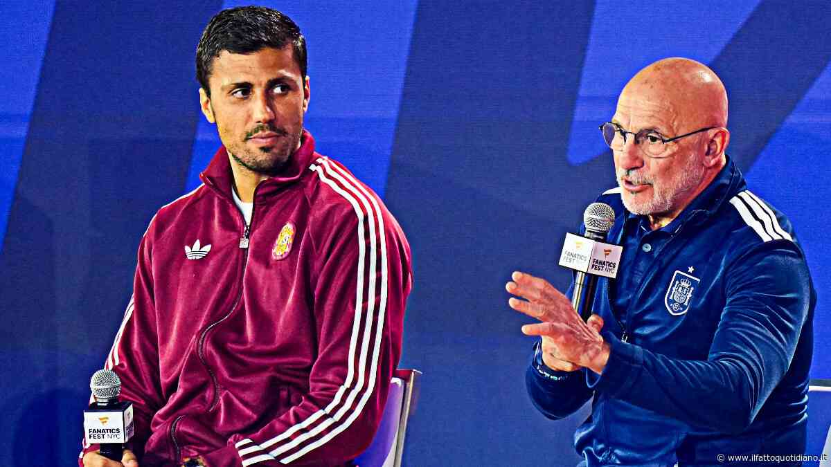 Caos alla conferenza show della Fifa con i tifosi: fischi e urla contro De la Fuente. Lui si infuria: “Fin da piccolo mi hanno insegnato ad avere rispetto”