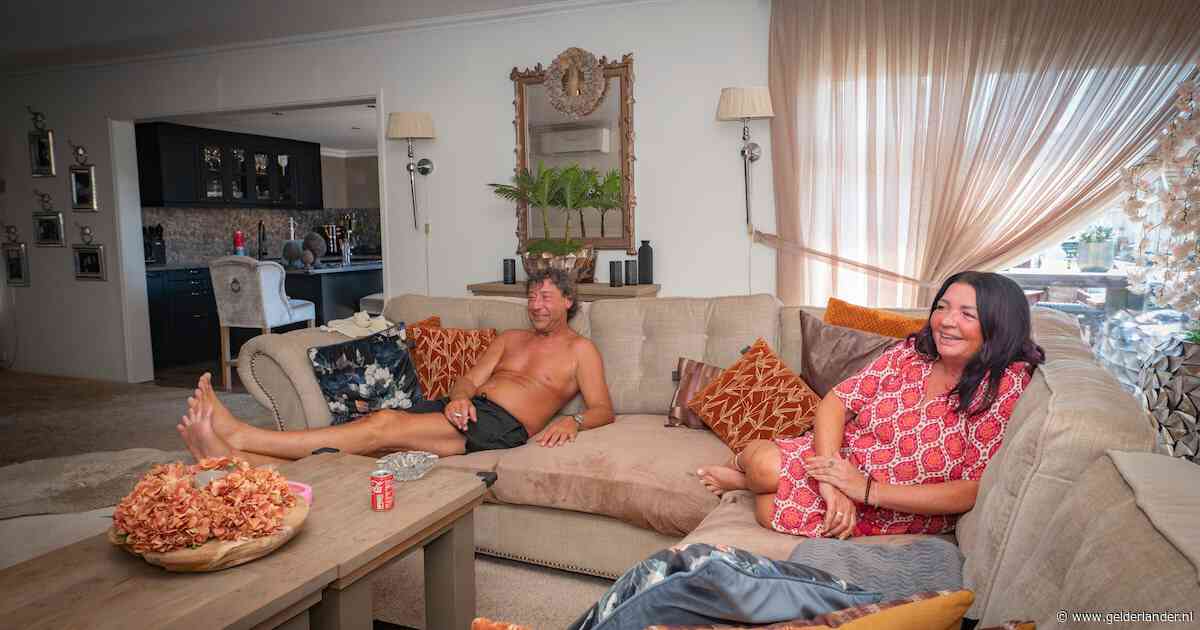 Fluweel, plastic bloemen en een tv van 100 inch: welkom in het woonwagenkamp van Ed en Nathalie