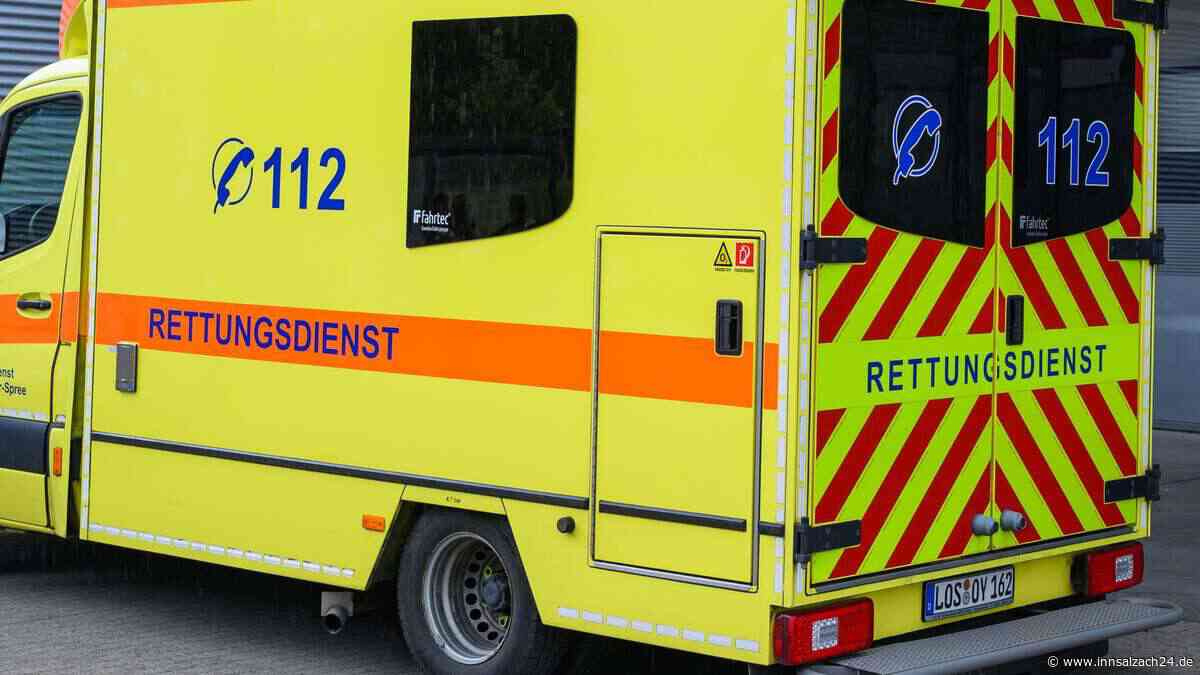 Während Reanimation läuft: Frau parkt vor Rettungswagen – und weigert sich, wegzufahren
