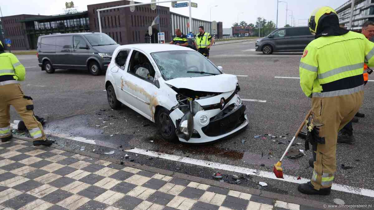 Auto kantelt na botsing op kruising in Veghel: twee gewonden