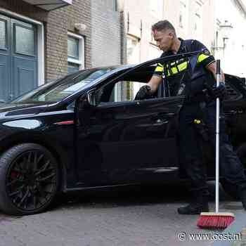 Bestuurder rijdt na drugsdeal in op agenten, twee verdachten aangehouden