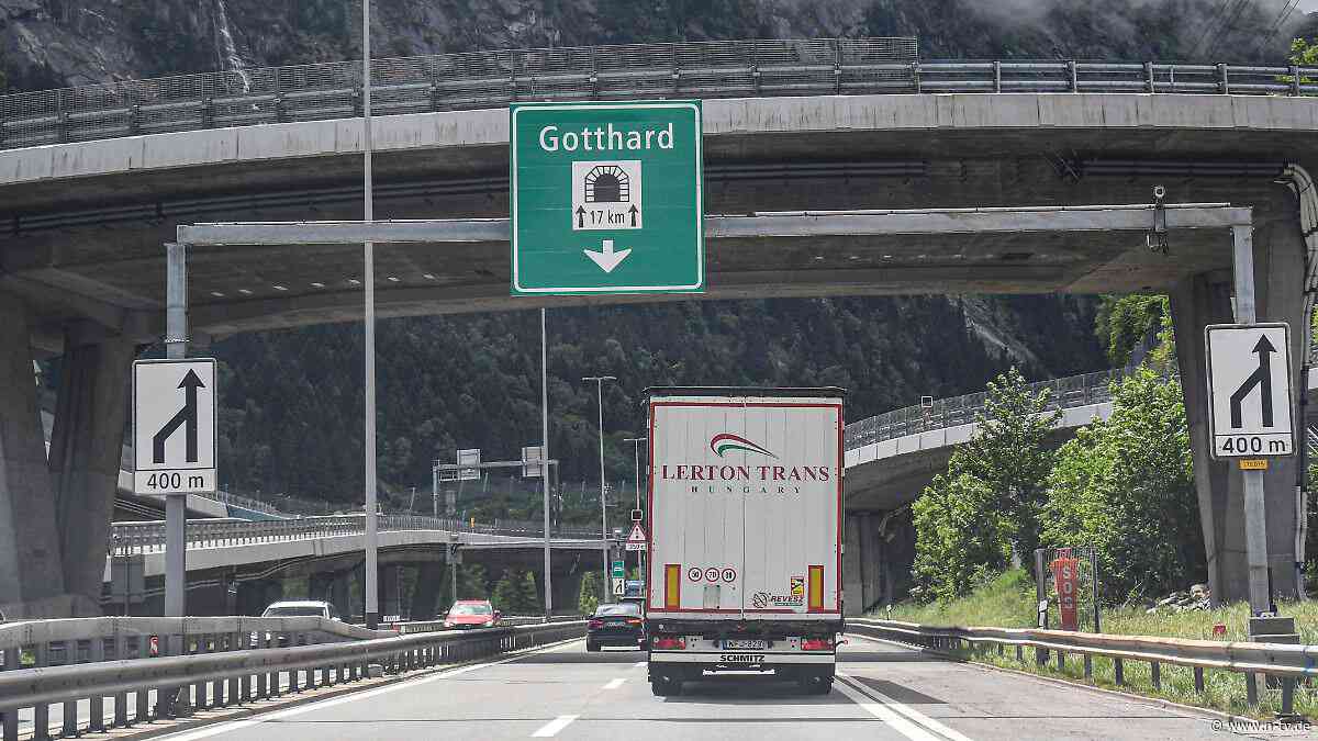 Hupen und Fußgänger: Urlauber stecken am Gotthard-Tunnel im Drei-Stunden-Stau
