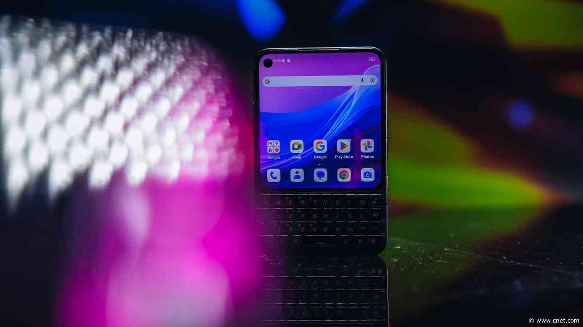 This Adorable BlackBerry-Inspired Phone Keeps Me Focused in Ways I Didn't Expect