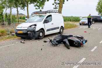 Scooterrijder zwaargewond na botsing met bestelbus