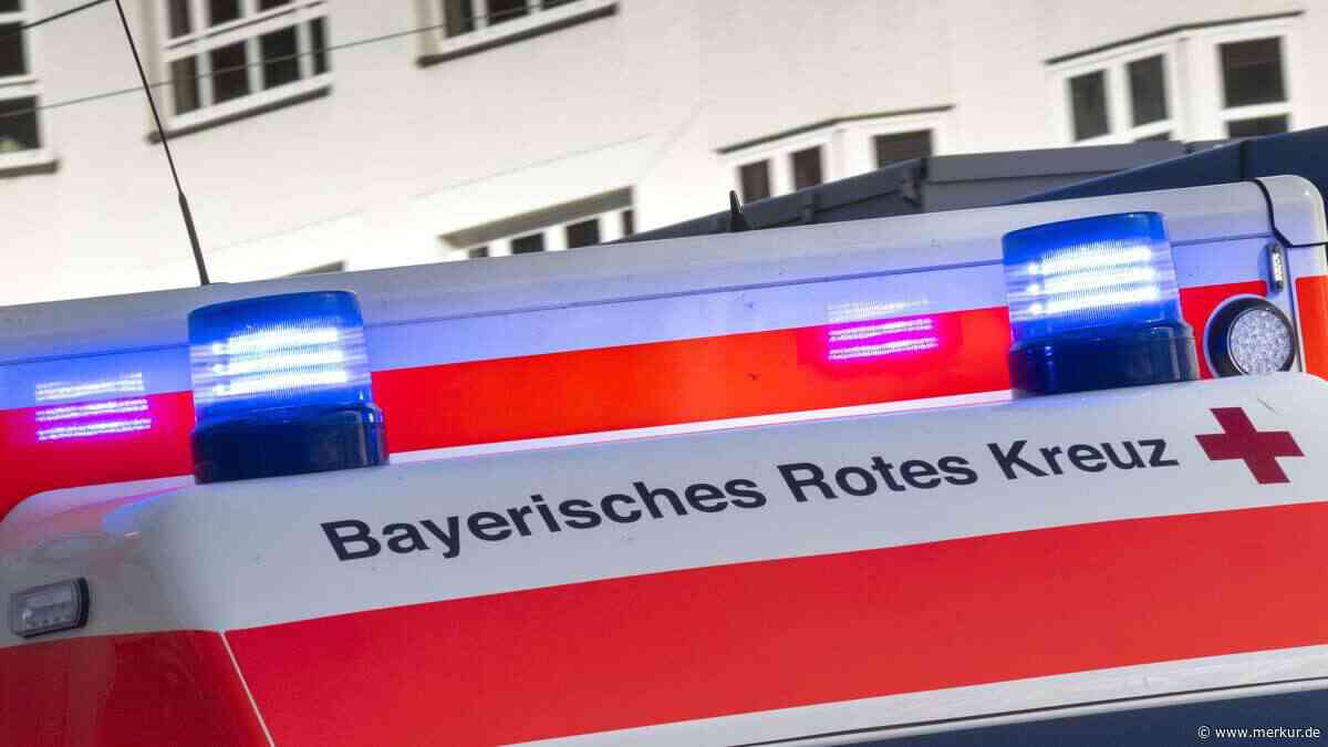 Schwerer Unfall in Bayern: Auto überschlägt sich und landet in Fluss – Beifahrer unter Wasser gefangen