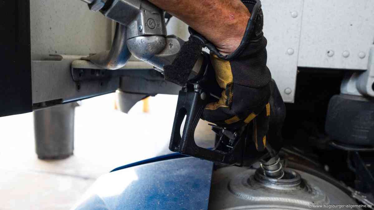 Unbekannte zapfen 400 Liter Diesel aus Bussen in Neuburg