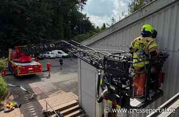 FW-DT: Gemeldeter Heckenbrand entpuppt sich als Schwelbrand hinter einer Fassade