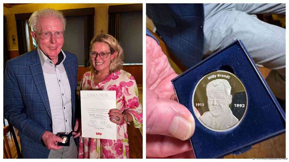 „Des g’freit mich narrisch“: Mühldorfer Günther Knoblauch (78) erhält Willy-Brandt-Medaille