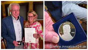 „Des g’freit mich narrisch“: Mühldorfer Günther Knoblauch (78) erhält Willy-Brandt-Medaille