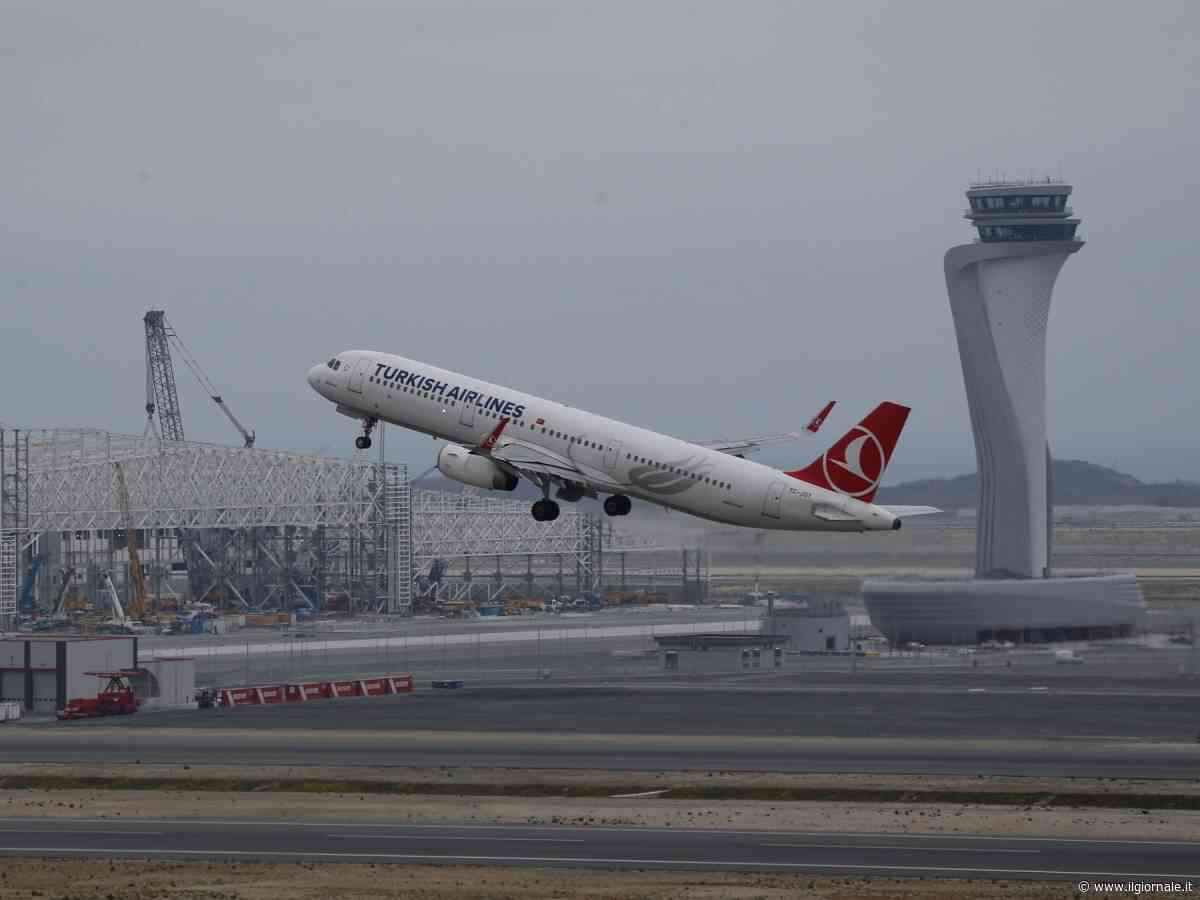 "Lo dice la Sharia". E il turco rifiuta di sedersi accanto a una donna in aereo e schiaffeggia la hostess