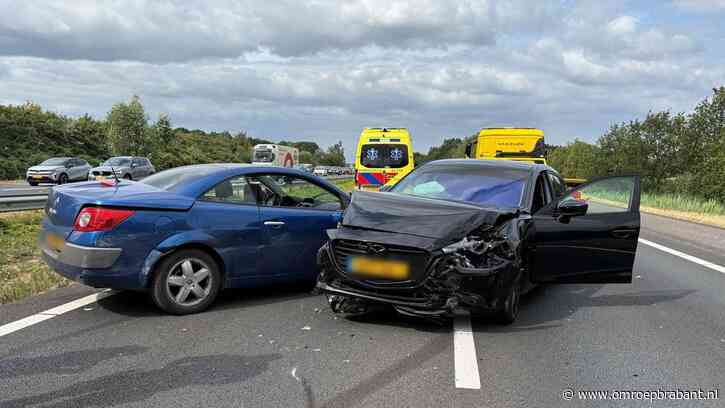 Verkeer over vluchtstrook op A50 door ongeluk met meerdere auto's