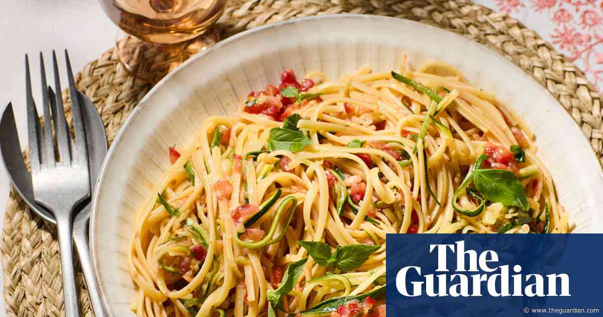 Rachel Roddy’s recipe for pasta with courgette, onion and raw tomato salsa | A kitchen in Rome