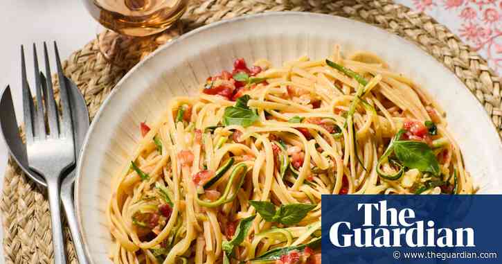 Rachel Roddy’s recipe for pasta with courgette, onion and raw tomato salsa | A kitchen in Rome