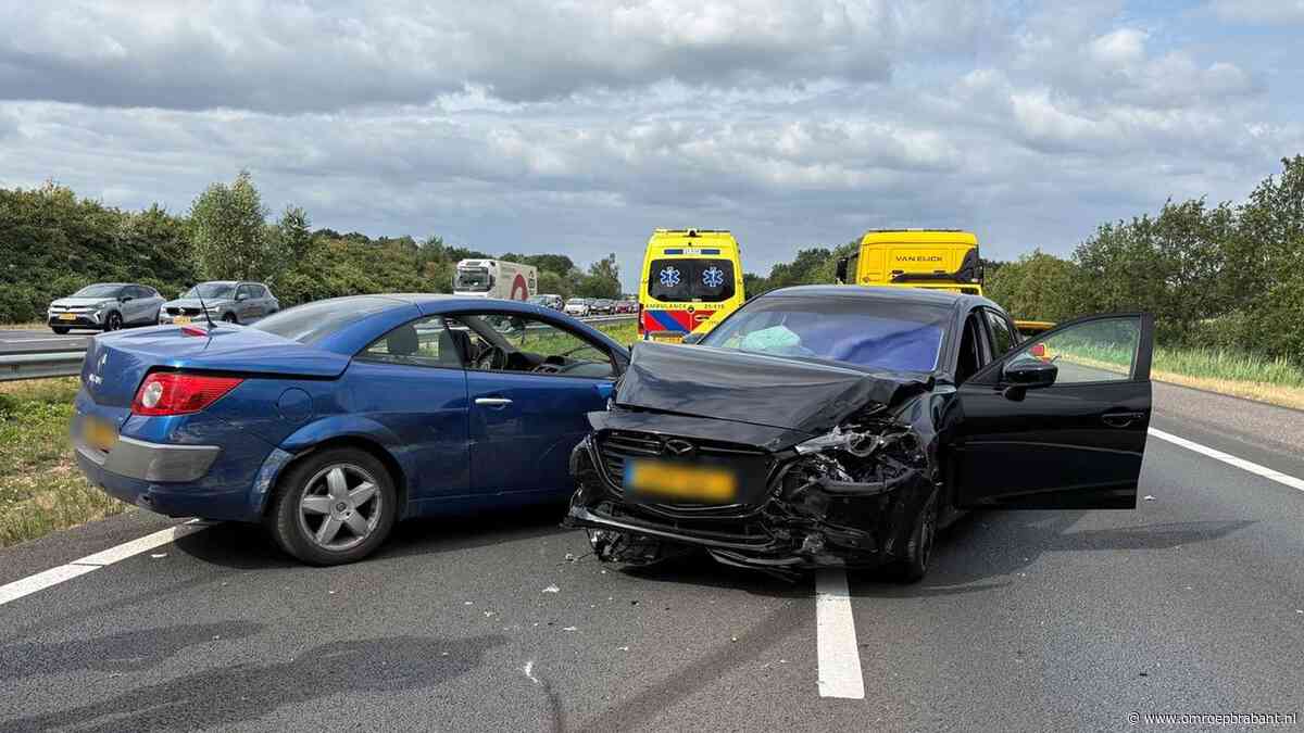 Verkeer over vluchtstrook op A50 door ongeluk met meerdere auto's
