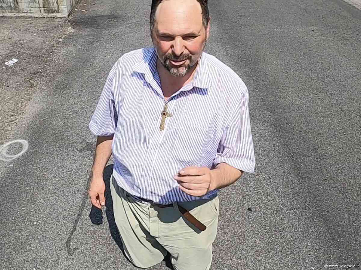 In ginocchio contro “l’edonismo e l’individualismo”: la protesta del filosofo Franz a Udine
