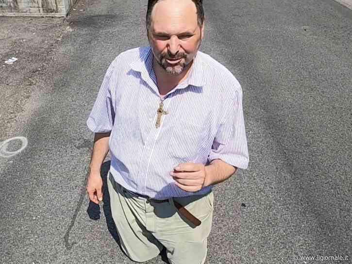 In ginocchio contro “l’edonismo e l’individualismo”: la protesta del filosofo Franz a Udine