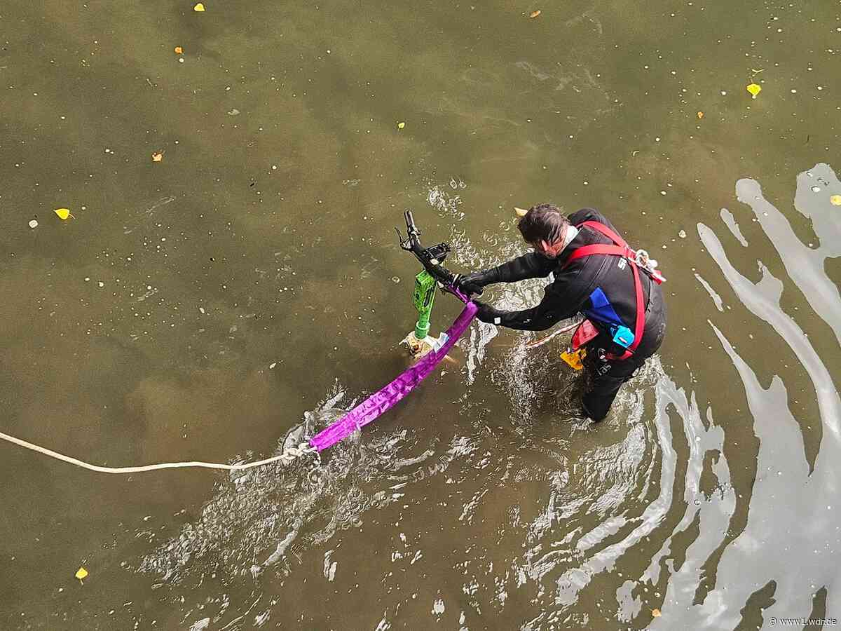 Köln: Freiwillige ziehen E-Scooter aus dem Rhein