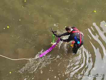 Köln: Freiwillige ziehen E-Scooter aus dem Rhein