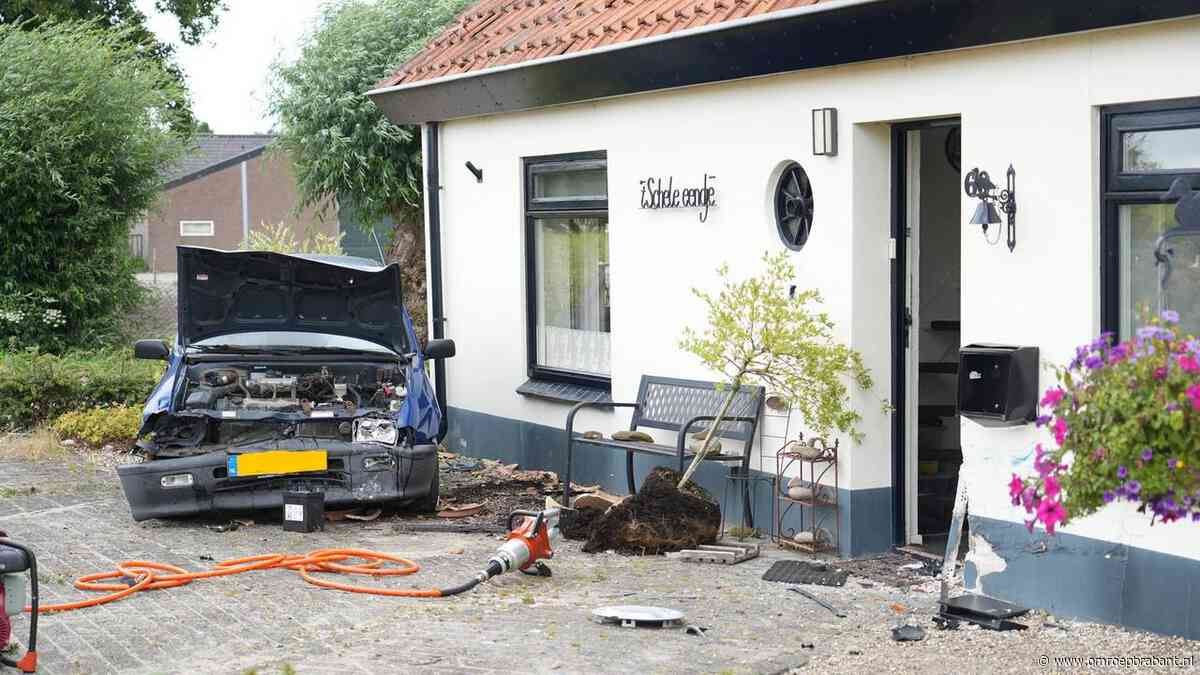 Maaltijdbezorger gewond nadat hij met auto huis ramt