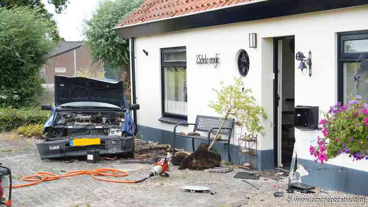 Maaltijdbezorger gewond nadat hij met auto huis ramt
