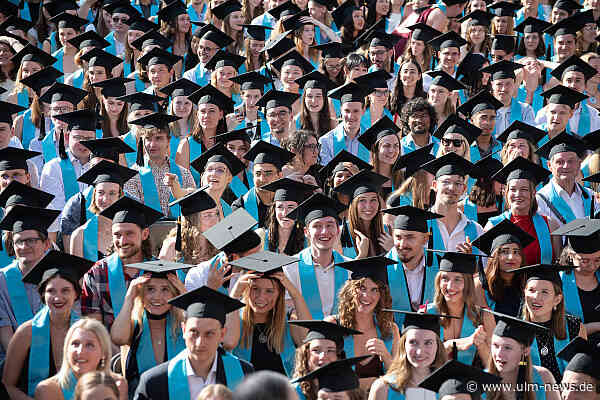Die Hüte hoooooch: 800 Absolvierende der Uni Ulm verabschiedet mit grandiosem Fest auf dem Münsterplatz