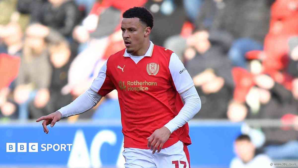 Cheltenham sign free-agent midfielder McWilliams