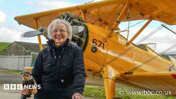 Wing walker, 97, attempting to break own record