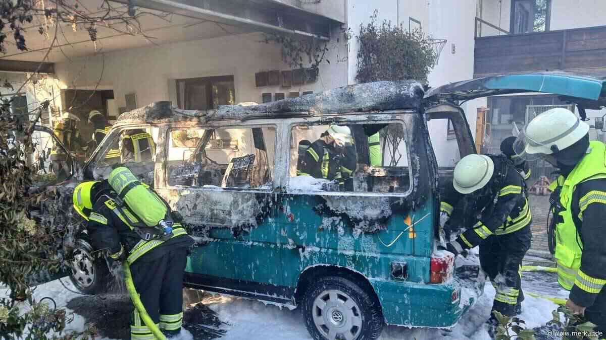 „Kurz vor knapp“: VW-Bus brennt in Hofeinfahrt aus – Feuerwehr verhindert Flammeninferno