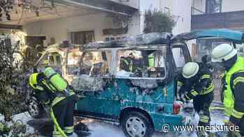 „Kurz vor knapp“: VW-Bus brennt in Hofeinfahrt aus – Feuerwehr verhindert Flammeninferno