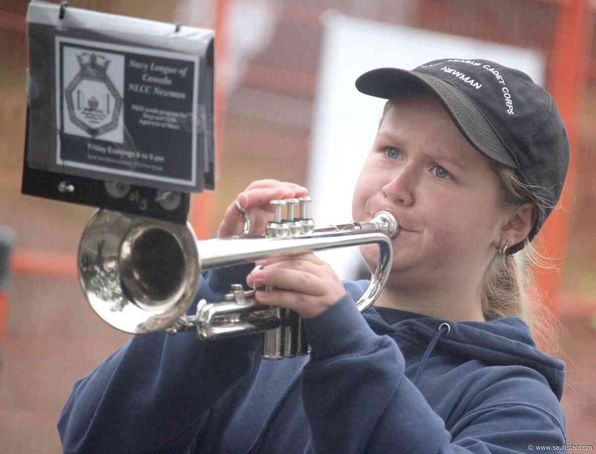 Crowd bundles up for Rotary Community Day Parade